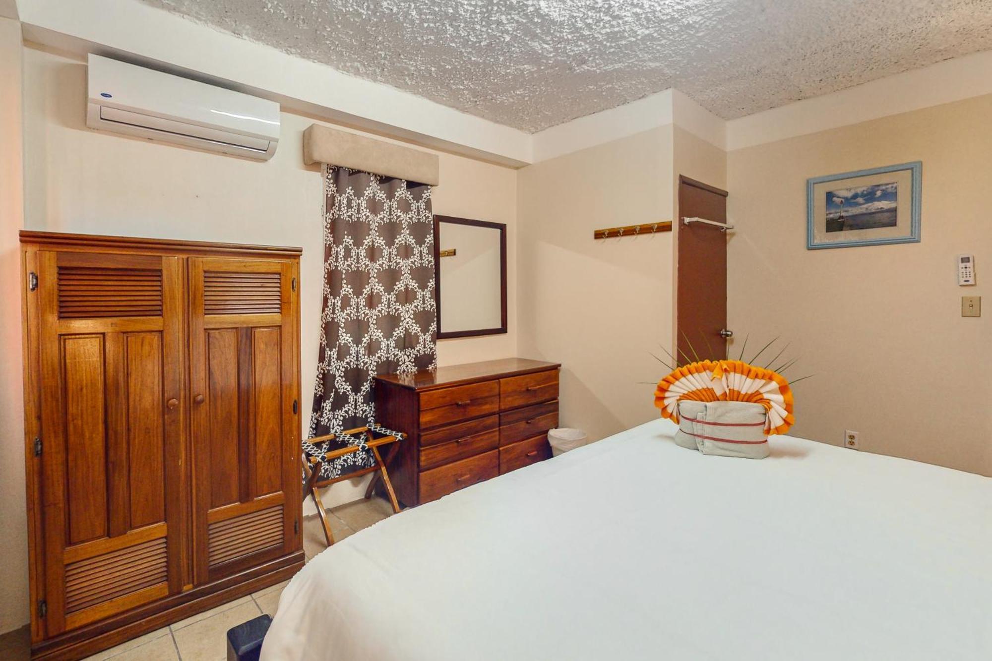 Hummingbird Home Suites San Pedro  Room photo