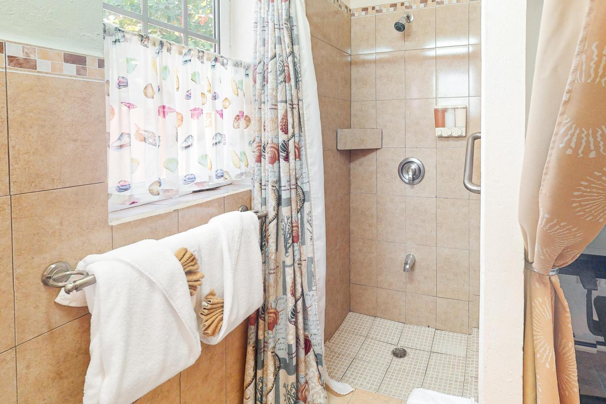Hummingbird Home Suites San Pedro  Room photo