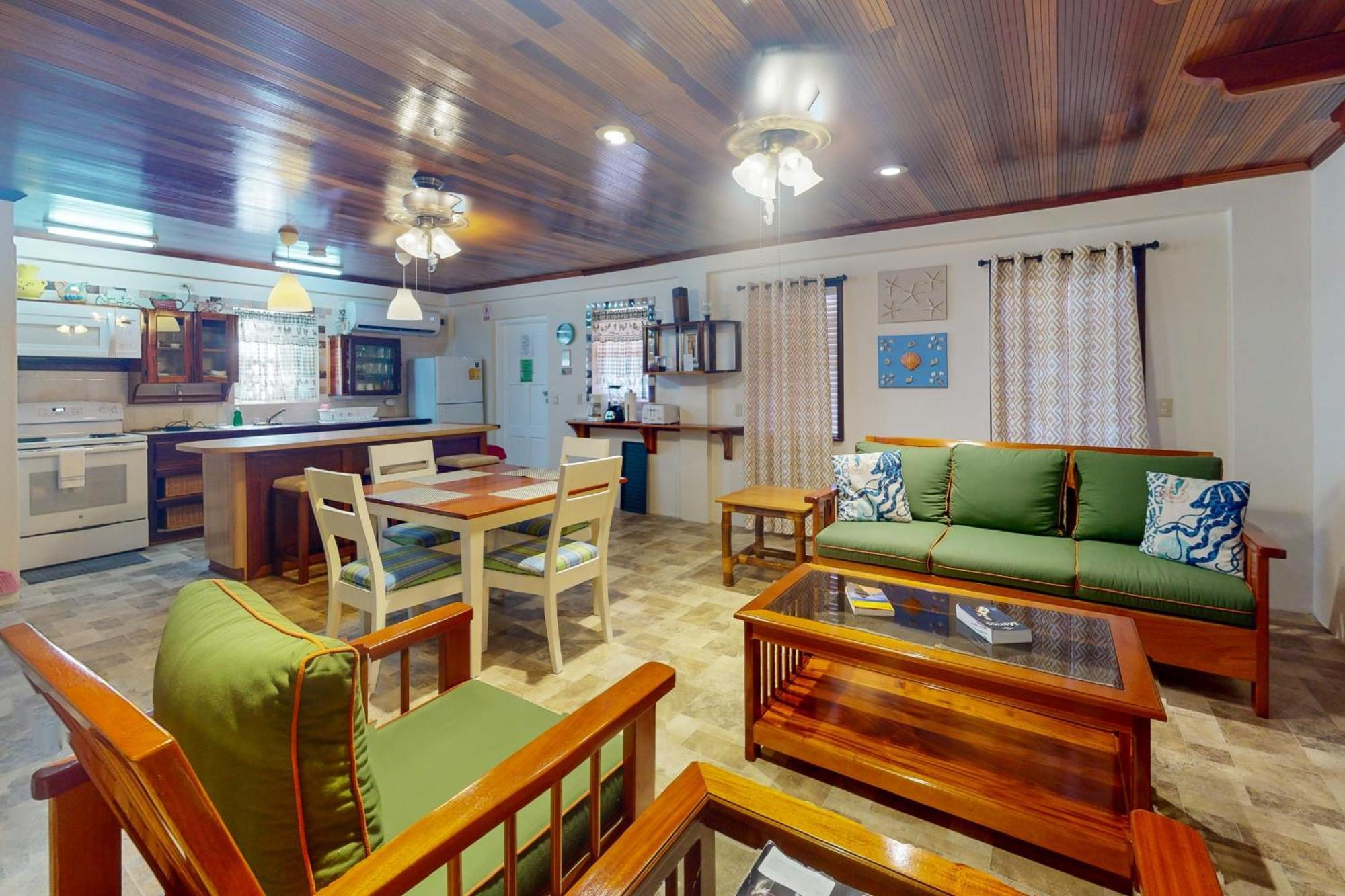 Hummingbird Home Suites San Pedro  Room photo