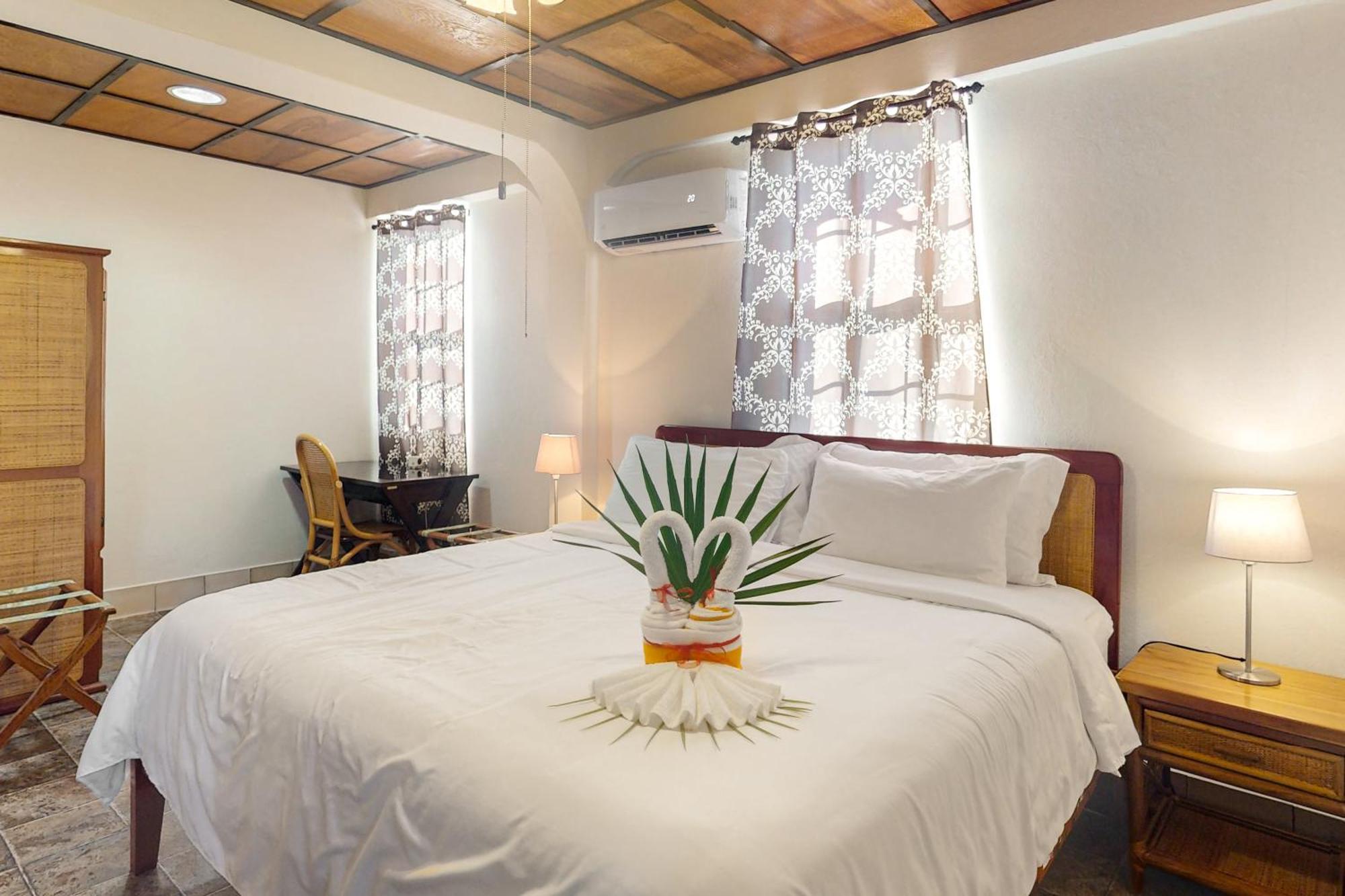 Hummingbird Home Suites San Pedro  Room photo